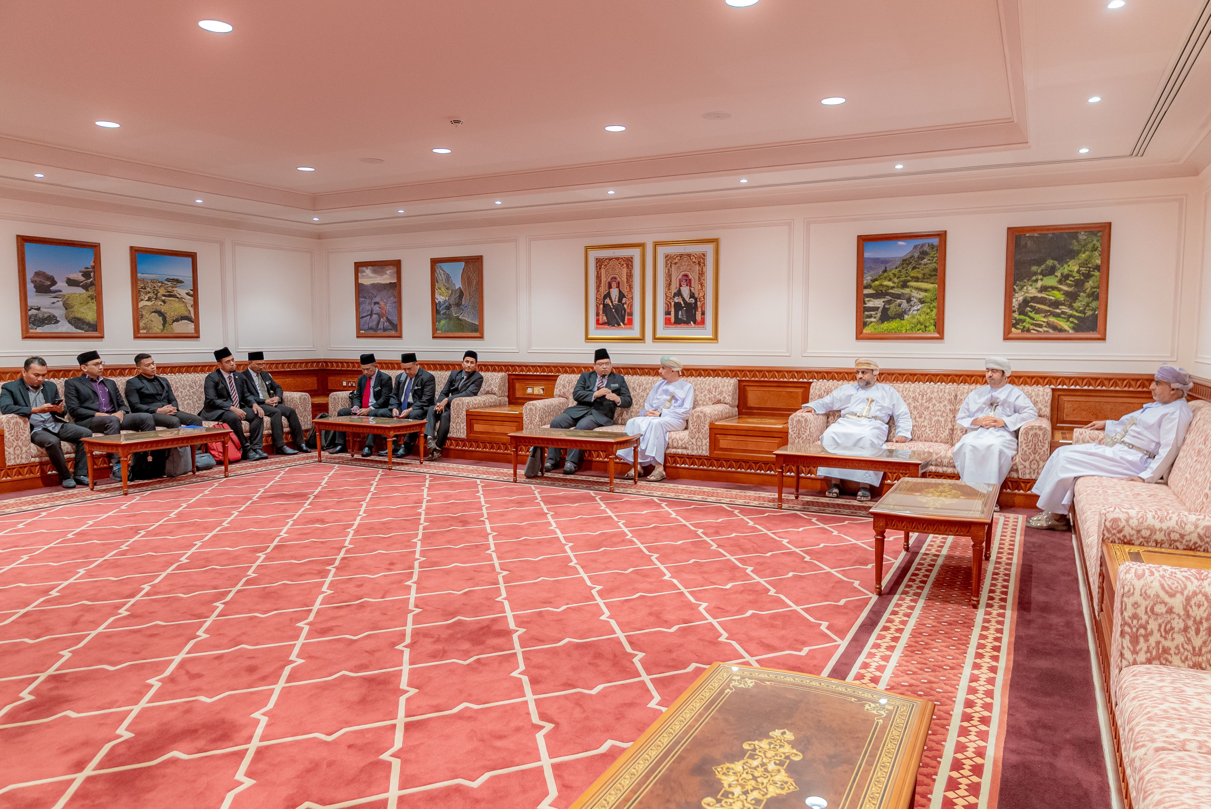 وفد ماليزي يتعرف على التجربة القضائية الشرعية العمانية وفد ماليزي يتعرف على التجربة القضائية الشرعية العمانية